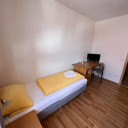& Metzgerei Besenhardt 게스트하우스 3*